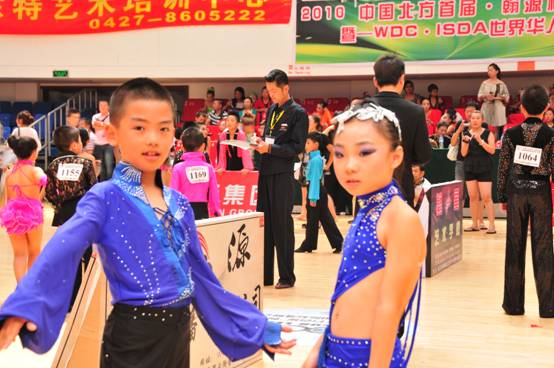 少儿拉丁舞团赴鲅鱼圈参加中国北方首届“翰源杯国标舞公开赛”