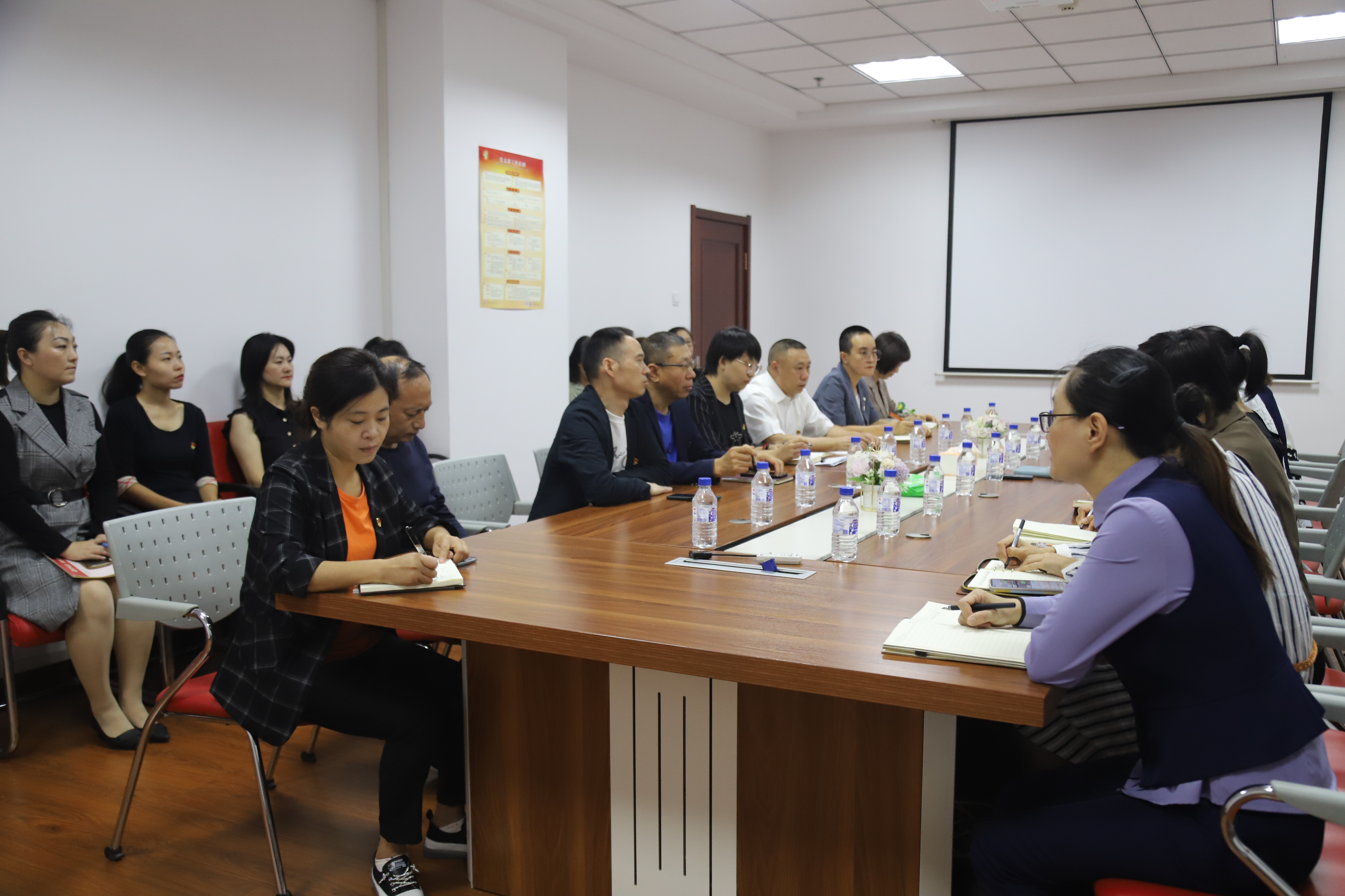 省妇联第五党支部召开党员扩大会